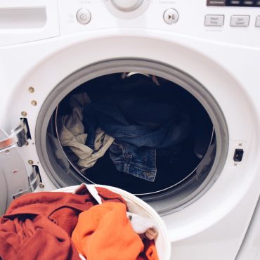 Laundry basket and washing machine